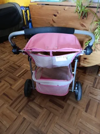 Carro gemelar de juguete rosa