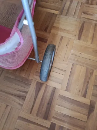 Carro gemelar de juguete rosa