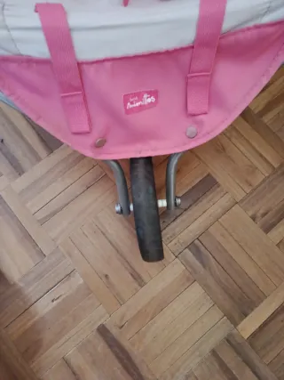 Carro gemelar de juguete rosa