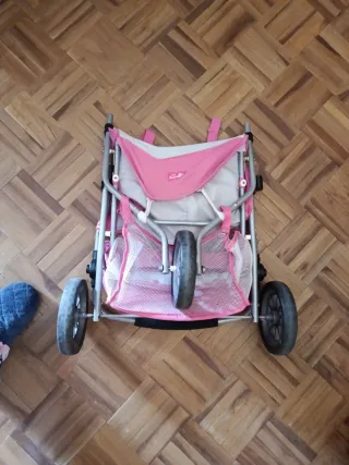 Carro gemelar de juguete rosa