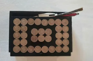 Caja decorada con monedas antiguas españolas