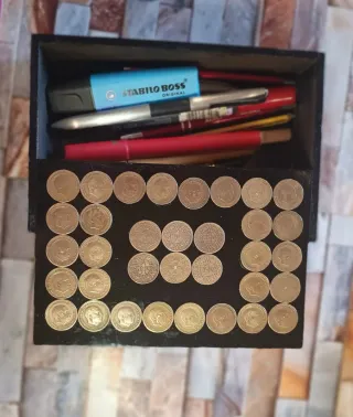 Caja decorada con monedas antiguas españolas