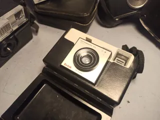 4 Fotocamere Kodak Instamatic con custodie