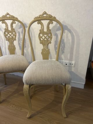 Sillas antiguas restauradas beige y blancas
