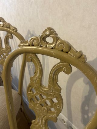 Sillas antiguas restauradas beige y blancas