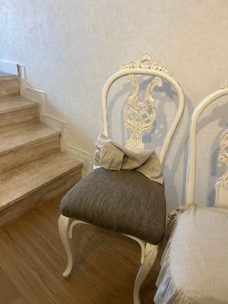 Sillas antiguas restauradas beige y blancas