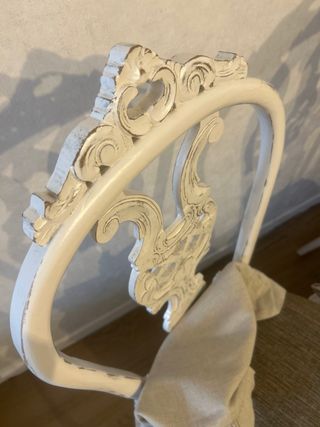 Sillas antiguas restauradas beige y blancas