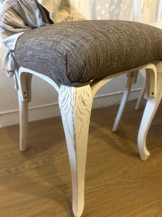 Sillas antiguas restauradas beige y blancas