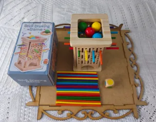 Gioco torre di bastoncini e sfere metodo Montessori