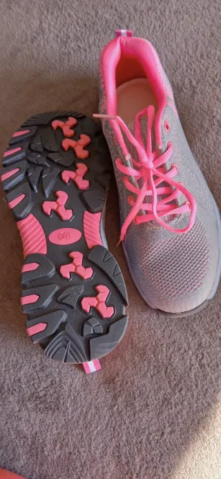 Zapatillas deportivas grises y rosas