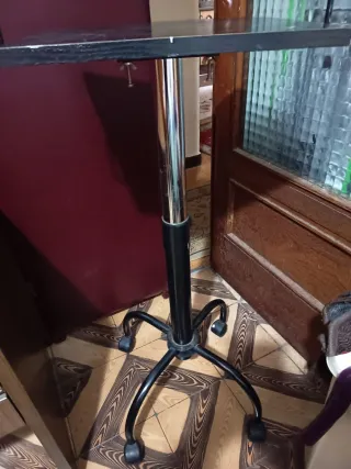 Mesa auxiliar regulable en altura