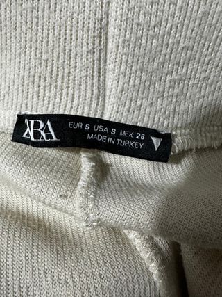 Pantalones anchos color crema de Zara