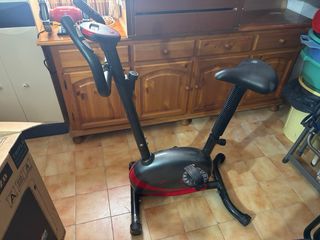 Bicicleta Estática Negra y Roja