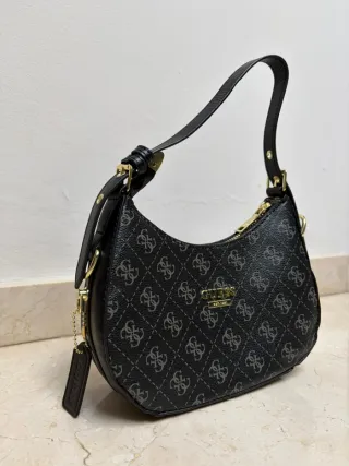 Bolso Guess negro estampado dorado