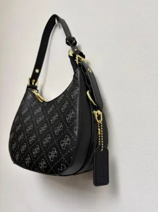 Bolso Guess negro estampado dorado