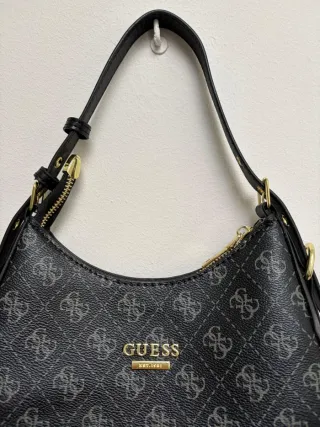 Bolso Guess negro estampado dorado