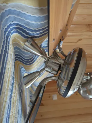 Ventilador de techo negro y plateado