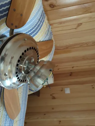 Ventilador de techo negro y plateado