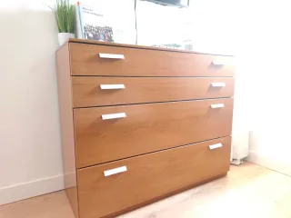 Cómoda de madera con tiradores plateados