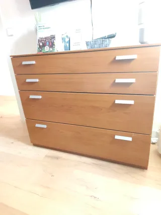 Cómoda de madera con tiradores plateados