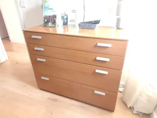 Cómoda de madera con tiradores plateados