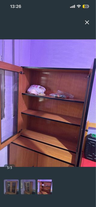 Vitrina de madera y cristal