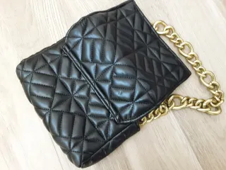 Bolso negro Zara acolchado cadena dorada