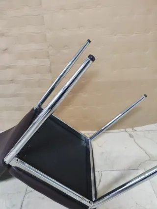 Sillas modernas y elegantes. En piel sintetica