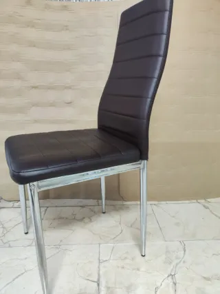 Sillas modernas y elegantes. En piel sintetica