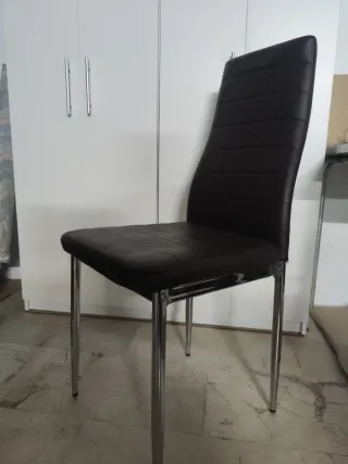 Sillas modernas y elegantes. En piel sintetica