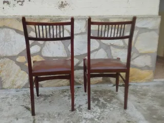 Juego de 4 sillas de madera y cuero