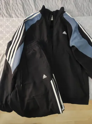 Chándal Adidas Negro y Azul. Talla L.