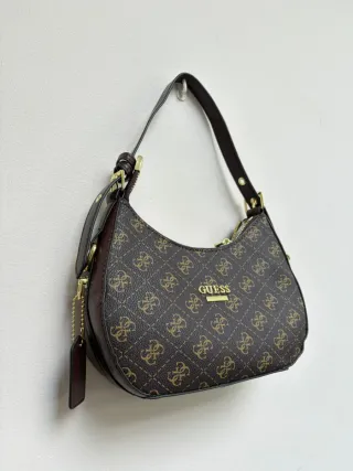 Bolso Guess Marrón con Patrón Dorado