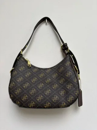 Bolso Guess Marrón con Patrón Dorado