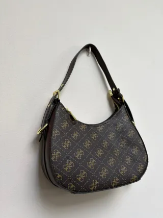 Bolso Guess Marrón con Patrón Dorado
