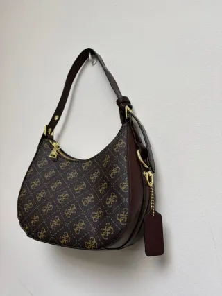 Bolso Guess Marrón con Patrón Dorado