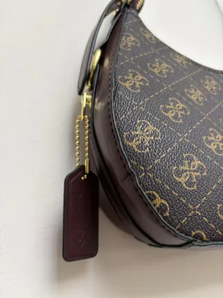 Bolso Guess Marrón con Patrón Dorado