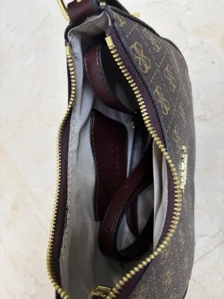 Bolso Guess Marrón con Patrón Dorado