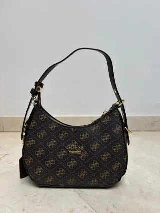 Bolso Guess Marrón con Patrón Dorado