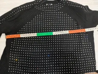 Maglia nera tempesta di strass quadrati