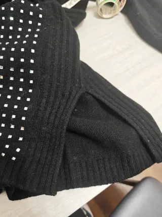 Maglia nera tempesta di strass quadrati