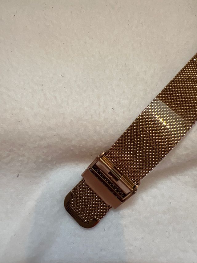 Reloj de pulsera dorado y blanco
