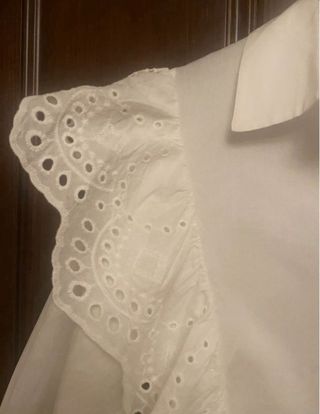 Camisa blanca mujer con volantes