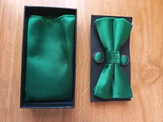 Pajarita verde con gemelos y pañuelo a juego.