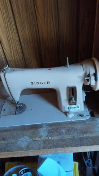 Máquina de coser Singer puesta a punto