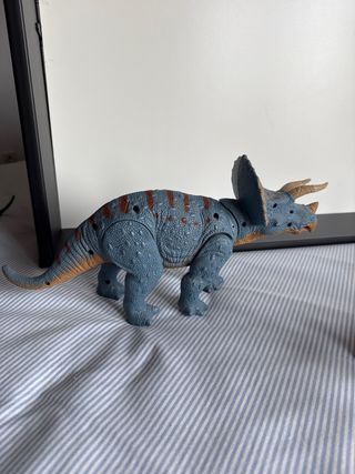 Triceratops de juguete azul