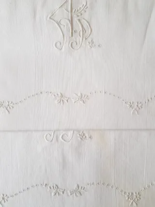 Juego de cama algodón bordado a mano.