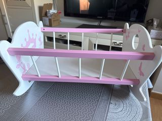 Cuna de muñeca blanca y rosa