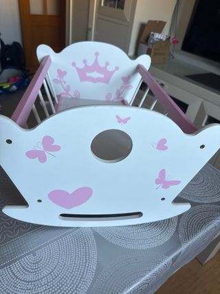 Cuna de muñeca blanca y rosa