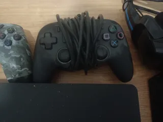 Consola PS4 Negra con 3 Mandos y Accesorios